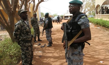 maliansoldiersstandin008_460